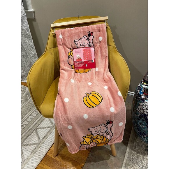 Strawberry Shortcake Plush Throw Blanket - Picture 1 of 5